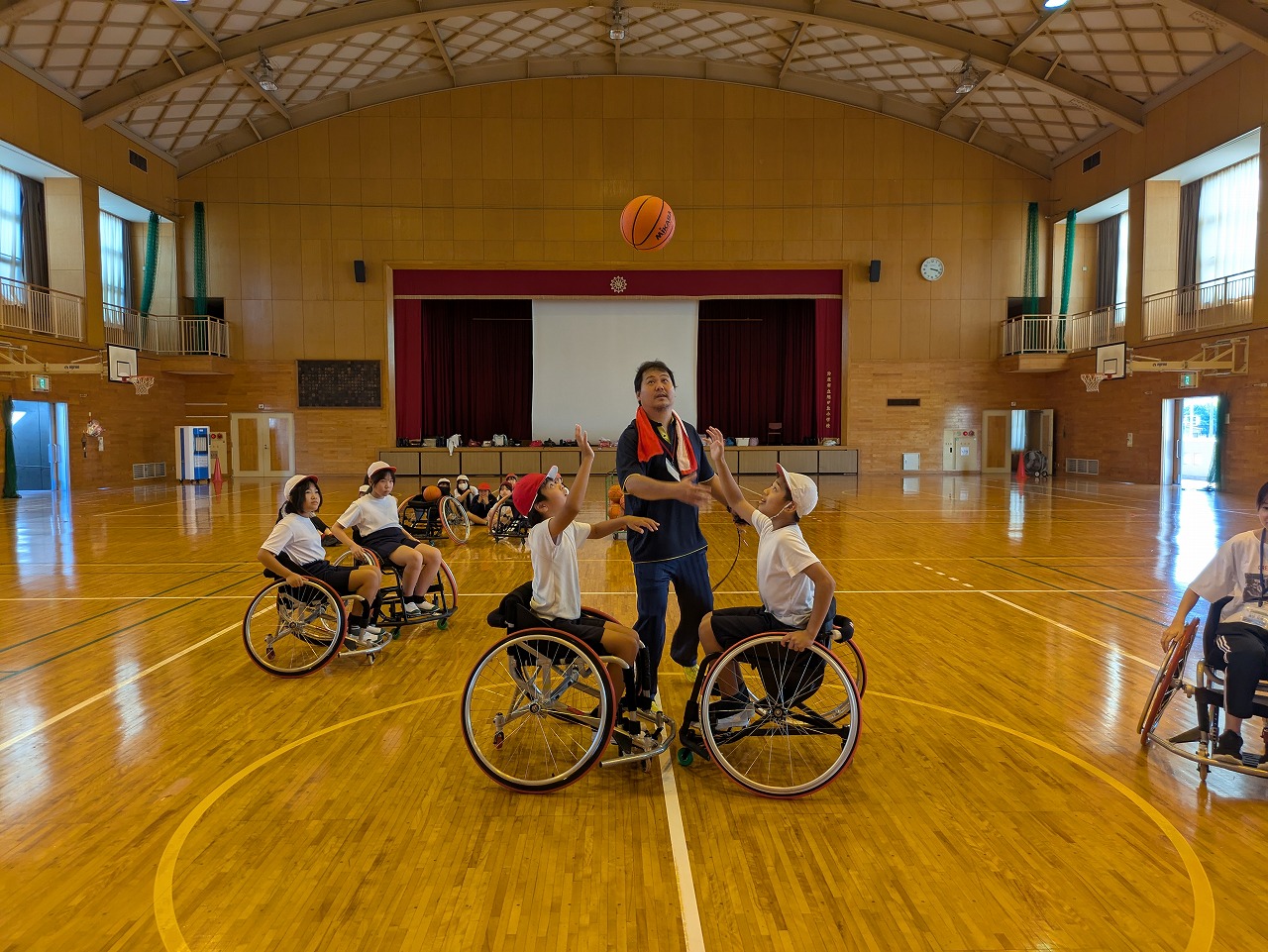 鈴鹿市立旭が丘小学校 　福祉体験学習（車いすバスケットボール体験）　9/29（月）