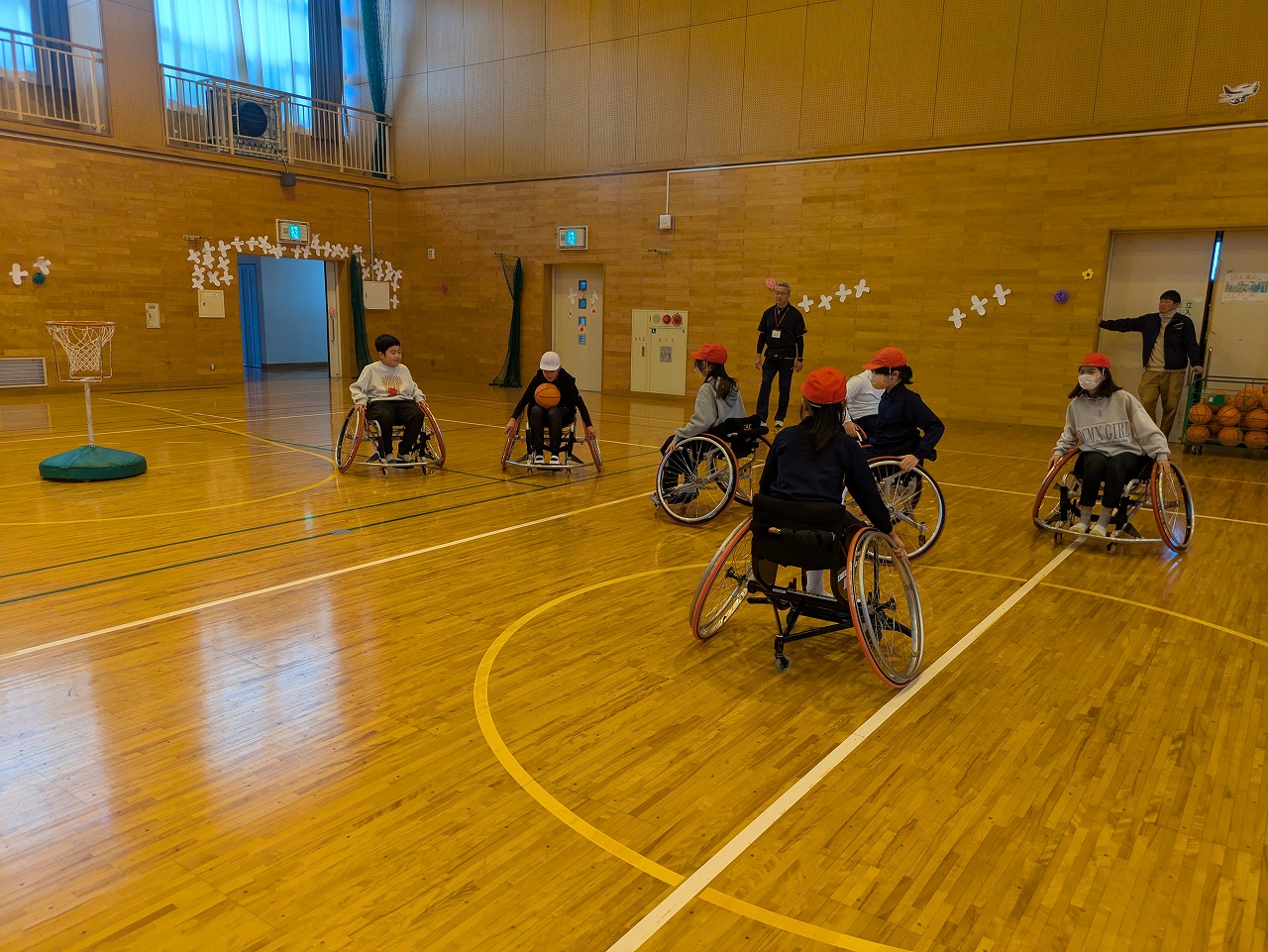 鈴鹿市立旭が丘小学校 福祉委員会　福祉体験学習（車いすバスケットボール体験教室）　3/2（月）